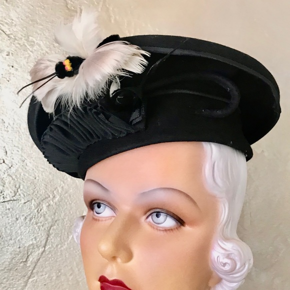 CHIC 1940s BLACK FELT HAT WITH INTRICATE GROSGRAIN AND BUTTERFLY FEATHER TRIM main image 15